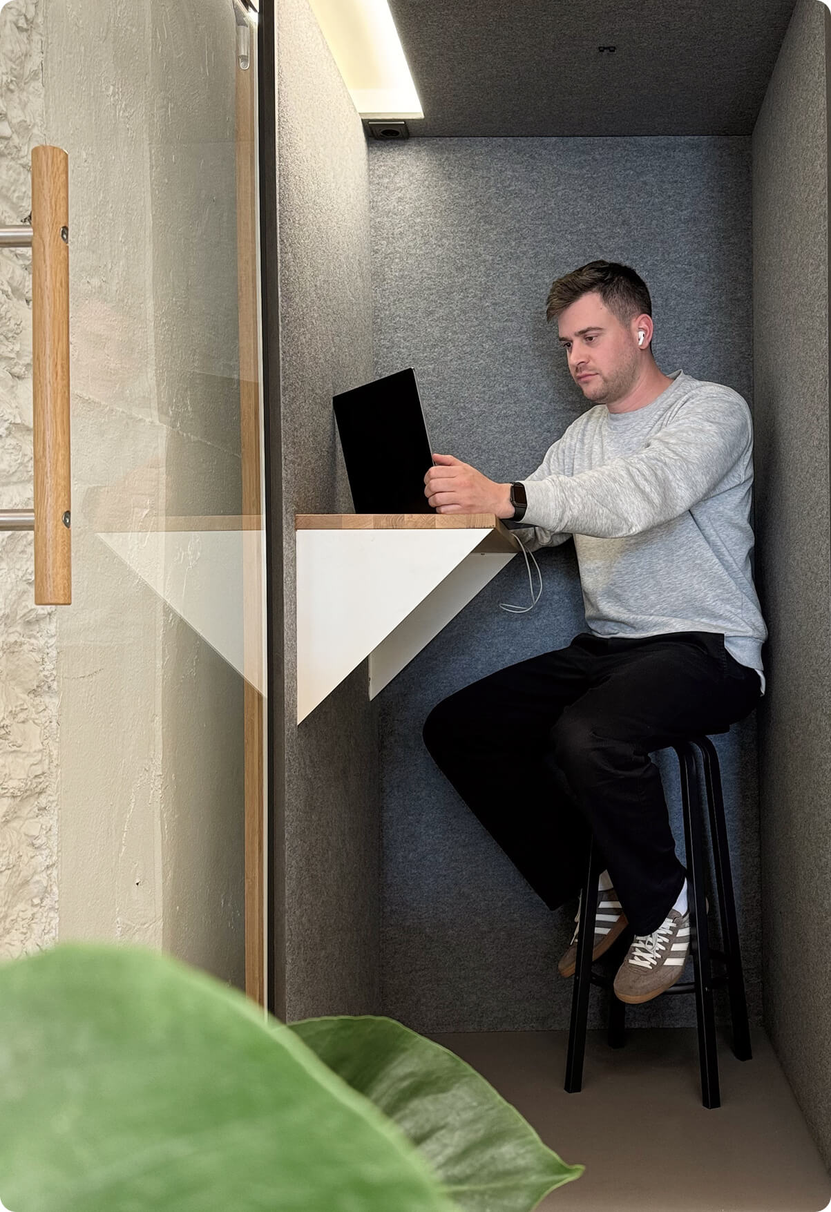 Lukas in der Telefonbox